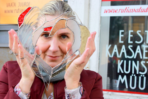 Anne-Piir-klaas-vitraaz-Suda-Moodud-27x29