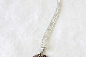 Hõbedast talisman-õnnetooja (India käsitöö) - Merekarp, tsitriin, oliviin, granaat, ametüst, ioliit. Hind 425.-